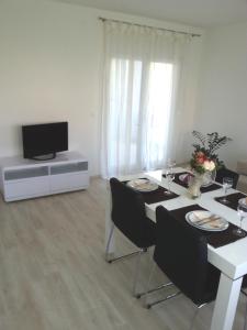 TV a/nebo společenská místnost v ubytování Apartments Levanat