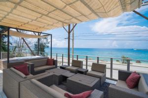 un salon avec vue sur l'océan dans l'établissement ホテル 美らビーチ, à Motobu