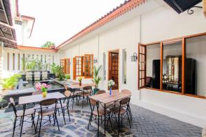 En restaurang eller annat matställe på S5 Guest House Yogyakarta