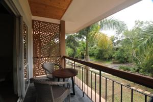En balkon eller terrasse på Regenta Jungle Resort Kabini Springs
