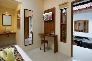 TV a/nebo společenská místnost v ubytování S5 Guest House Yogyakarta