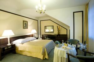 um quarto de hotel com uma cama, uma mesa e uma secretária em Hotel "Zajazd Napoleoński" em Varósvia