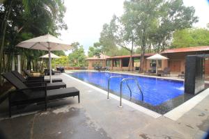 A piscina localizada em Regenta Jungle Resort Kabini Springs ou nos arredores