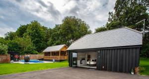Gallery image of Luxury private estate summer winter 32c heated pool & hot tub bar stay deal kent in Deal