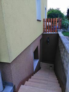 uma escada com um banco na lateral de um edifício em Freya em Lesce