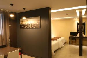 Hotel Banwol Asiad في انشيون: غرفة في الفندق مع غرفة نوم مع سرير ومكتب