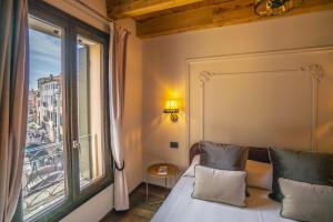 Postel nebo postele na pokoji v ubytování Corte Rubbi 8 Luxury Two-bedroom Apartment -Dimora Italia -