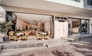 A restaurant or other place to eat at The Pearl Suites