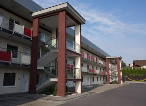 ein großes Gebäude mit Balkon auf der Seite in der Unterkunft Hotel Soray in Wieliczka