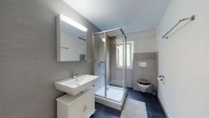 Vannituba majutusasutuses Modern and charming apartment on the shores of Lake Lucerne
