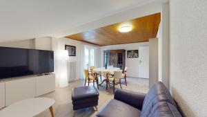 Televiisor ja/või meelelahutuskeskus majutusasutuses Modern and charming apartment on the shores of Lake Lucerne