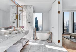 Ein Badezimmer in der Unterkunft The Langham, Jakarta