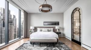 Ein Bett oder Betten in einem Zimmer der Unterkunft The Langham, Jakarta