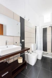 biała łazienka z umywalką i toaletą w obiekcie Home2Book Spectacular Studio Los Silos, Terrace w mieście Los Silos +26 zdjęć