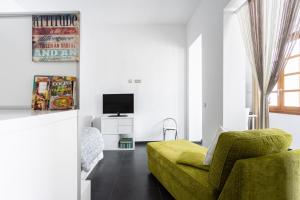 Telewizja i/lub zestaw kina domowego w obiekcie Home2Book Spectacular Studio Los Silos, Terrace