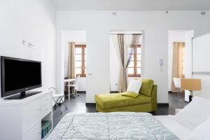 biały salon z telewizorem i kanapą w obiekcie Home2Book Spectacular Studio Los Silos, Terrace w mieście Los Silos