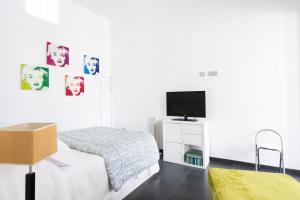 Telewizja i/lub zestaw kina domowego w obiekcie Home2Book Spectacular Studio Los Silos, Terrace
