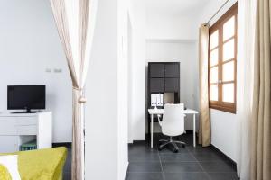 Telewizja i/lub zestaw kina domowego w obiekcie Home2Book Spectacular Studio Los Silos, Terrace
