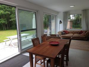 Sint-Pauwels的住宿－Eden，客厅配有木桌和椅子