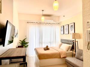 a small bedroom with a bed and a window at Cozy @ Cool in Tagaytay
