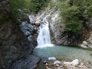 een waterval in een canyon met een zwembad van water bij Kollerhof in Schlanitzen