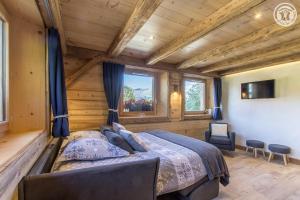 1 dormitorio con 1 cama en una cabaña de madera en Le Granit, en Combloux