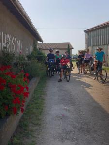 un gruppo di persone che vanno in bicicletta lungo una strada sterrata di Chai paulette a Saint-Christoly-Médoc