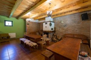 uma sala de estar com uma mesa e uma lareira em Farma Javor em Horná Lehota