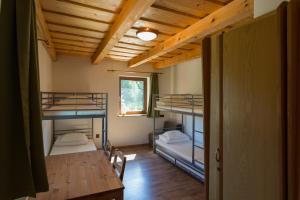 מיטה או מיטות קומותיים בחדר ב-Farma Javor