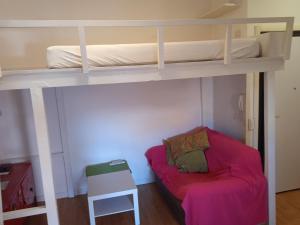 sypialnia z łóżkiem piętrowym i kanapą w obiekcie IULM house w Mediolanie