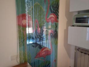 zasłonę prysznicową z flamingami w pokoju w obiekcie IULM house w Mediolanie +6 zdjęć