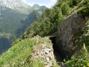 une grotte sur le flanc d'une montagne dans l'établissement Kollerhof, à Schlanitzen