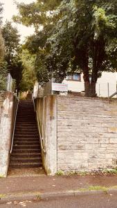un conjunto de escaleras que conducen a un edificio en G.O.D. Ferienwohnung, en Bad Mergentheim