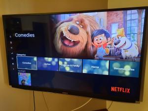 Telewizja i/lub zestaw kina domowego w obiekcie Parentium town center