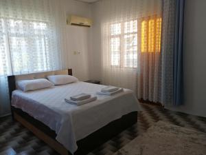 ein Schlafzimmer mit einem Bett mit zwei Handtüchern darauf in der Unterkunft Daltur Cıty Apart in Dalaman