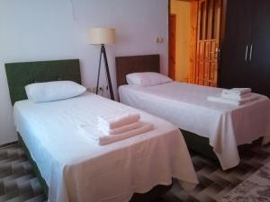 zwei Betten nebeneinander in einem Zimmer in der Unterkunft Daltur Cıty Apart in Dalaman