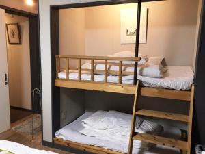 Zimmer mit Etagenbett und 2 Etagenbetten in der Unterkunft Minshuku Inn Shirahama Uminoyado in Shirahama