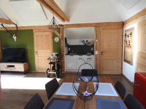 a living room with a table and chairs and a kitchen at Ferienhaus "Platzhirsch" in Hollenstein an der Ybbs