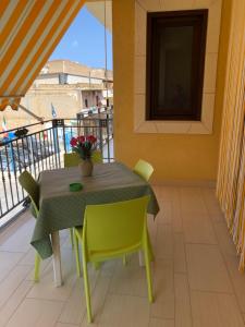 トラッペートにあるAppartamenti Sicilia Beddaの景色を望むバルコニー(テーブル、椅子付)