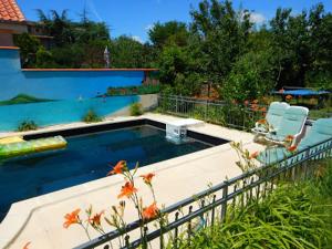 A view of the pool at 2 chambres et salle de bain un oasis de bien être Piscine et jardin or nearby