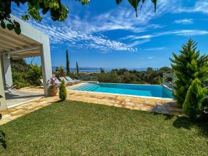 Bazén v ubytovaní La Riviera Barbati Seaside Apartments & villas alebo v jeho blízkosti