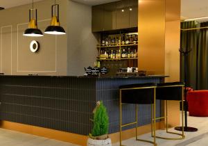 eine Bar in einem Restaurant mit einem Cactusuanauana in der Unterkunft QUEST HOTEL - dawniej Hotel Planeta in Brzesko