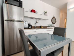 2BDR Holiday Home by Mezizim Beach and TLV Port!