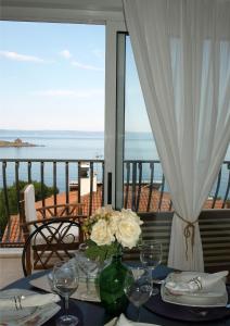 einen Esstisch mit Meerblick in der Unterkunft Apartments Issa in Makarska