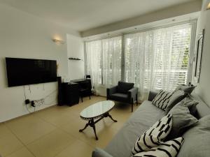 2BDR Holiday Home by Mezizim Beach and TLV Port!