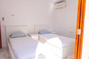 Postel nebo postele na pokoji v ubytování Villa Marbella: 6 rooms w/ Pool & 70m to the beach