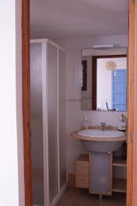 uma casa de banho com um lavatório e um espelho em Casa Marina em Colonia Sant Jordi