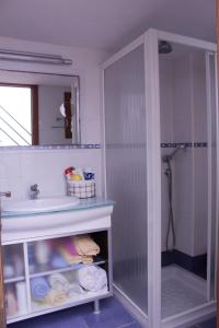 uma casa de banho com um chuveiro e um lavatório. em Casa Marina em Colonia Sant Jordi