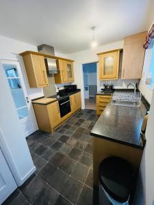 Cuina o zona de cuina de Wolverhampton Walsall Large 3 Bedrooms 5 bed House Perfect for Contractors Short & Long Stays Business NHS Families Sleeps up to 5 people Private Garden Driveway for 2 large Vehicles Close to City Centre M6 M54 and Walsall Willenhall Cannock