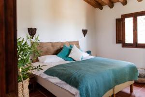Un pat sau paturi într-o cameră la Finca El Almendrillo